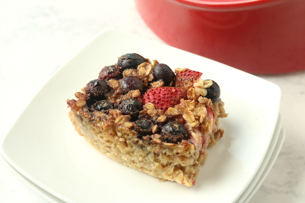 https://www.chocolateslopes.com/wp-content/uploads/2022/05/baked-oatmeal-with-berries2.jpg