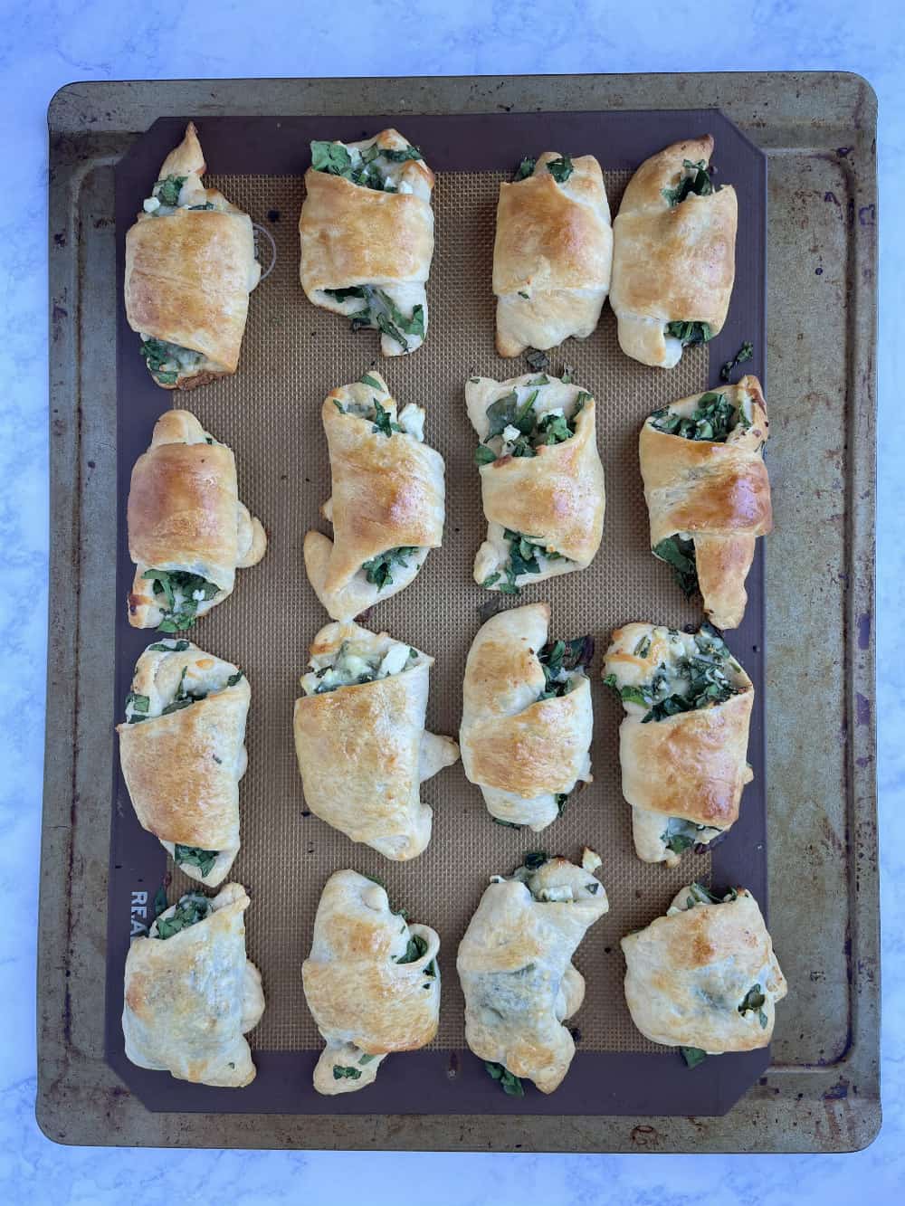 https://www.chocolateslopes.com/wp-content/uploads/2022/09/cheese-spinach-crescent-roll-ups.jpg