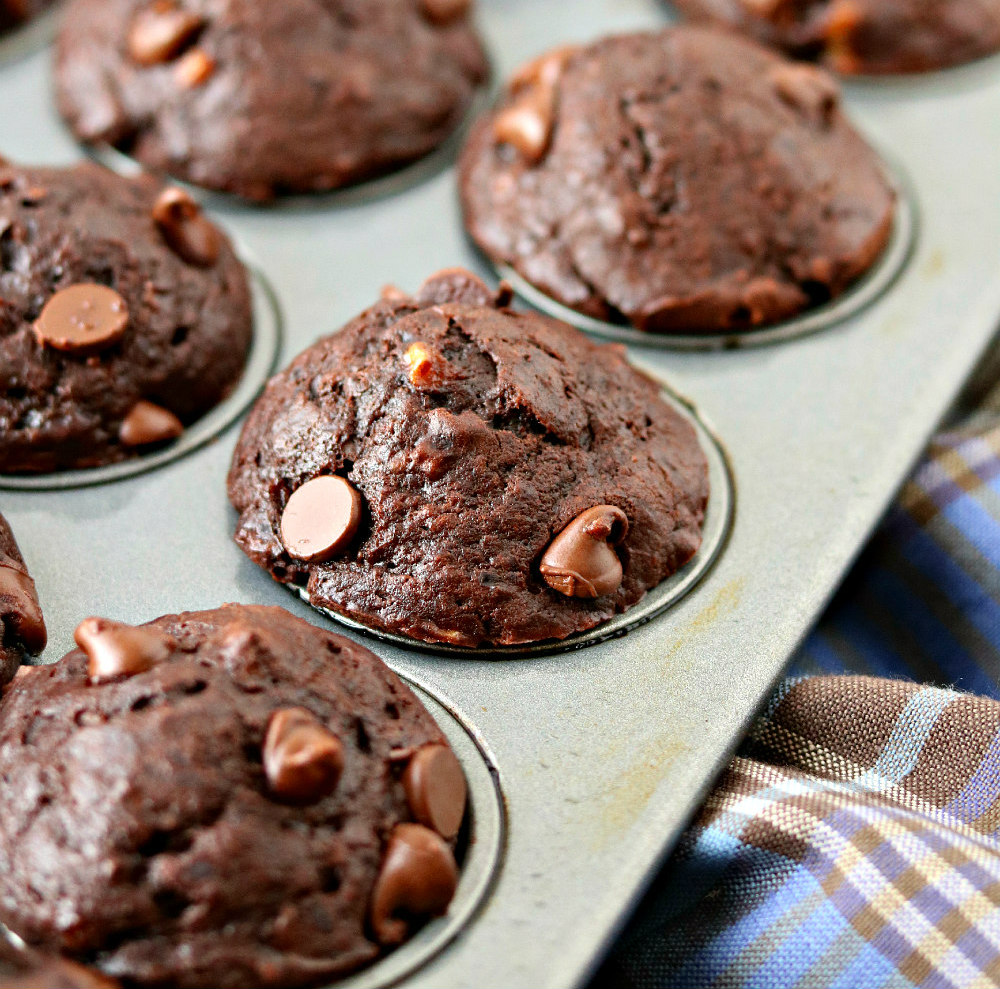 https://www.chocolateslopes.com/wp-content/uploads/2222/03/chocolate-chip-banana-mini-muffins1.jpg
